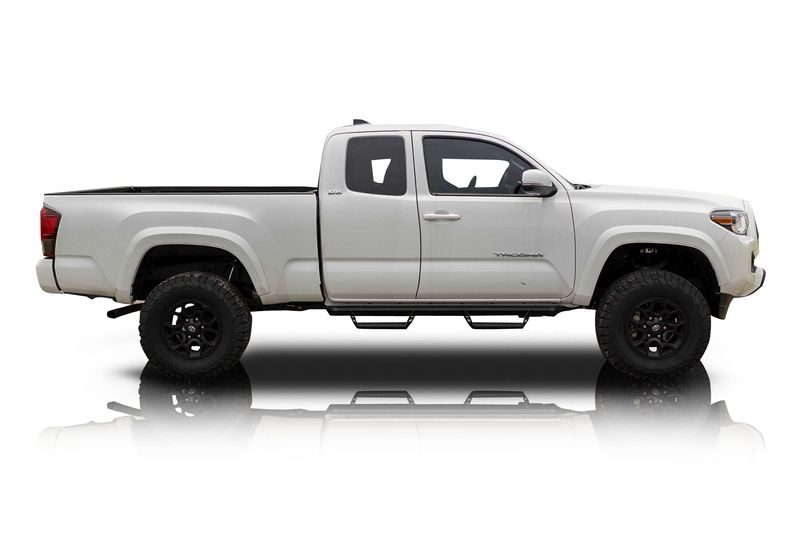 An incredible side shot photo of aToyota Tacoma that you should buy.