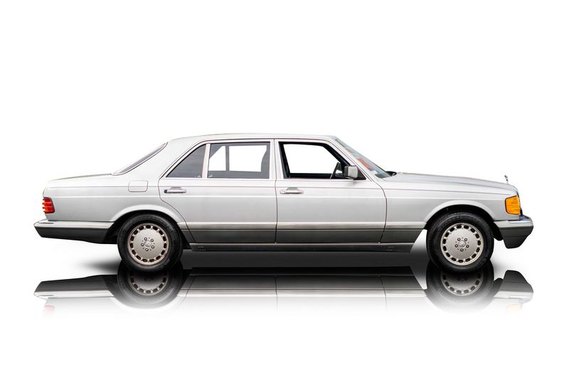 An incredible side shot photo of aMercedes-Benz 560SEL that you should buy.