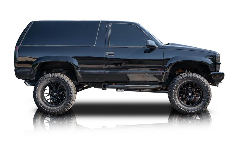 An incredible side shot photo of aChevrolet Tahoe that you should buy.
