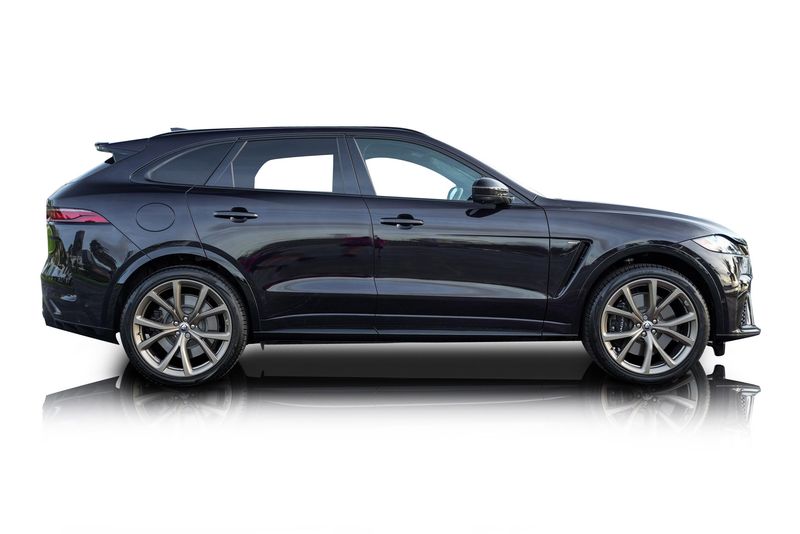 An incredible side shot photo of aJaguar F-Pace that you should buy.