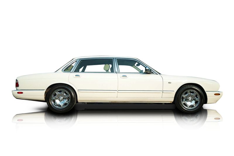 An incredible side shot photo of aJaguar XJ that you should buy.