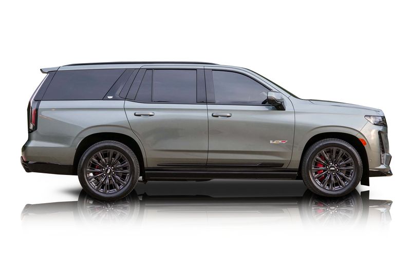 An incredible side shot photo of aCadillac Escalade that you should buy.