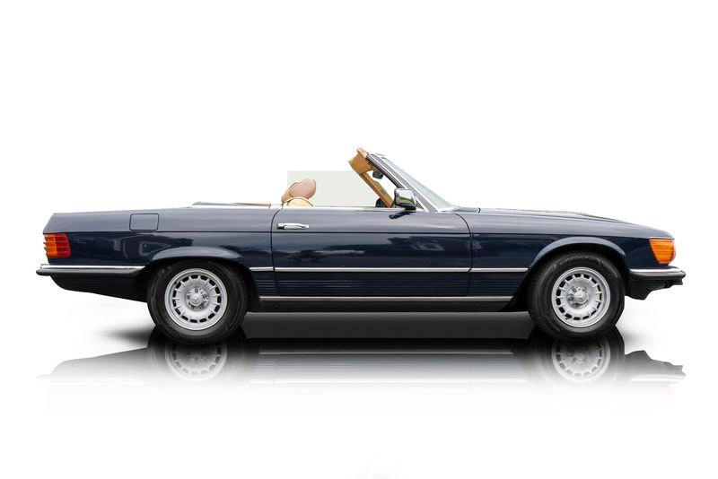 An incredible side shot photo of aMercedes-Benz 280SL that you should buy.