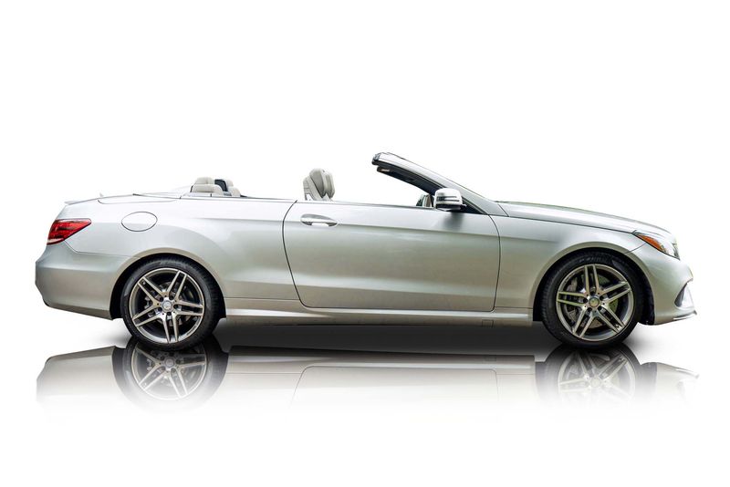 An incredible side shot photo of aMercedes-Benz E550 that you should buy.
