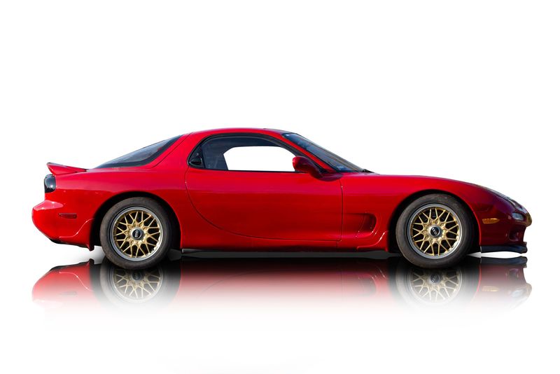 An incredible side shot photo of aMazda RX-7 that you should buy.