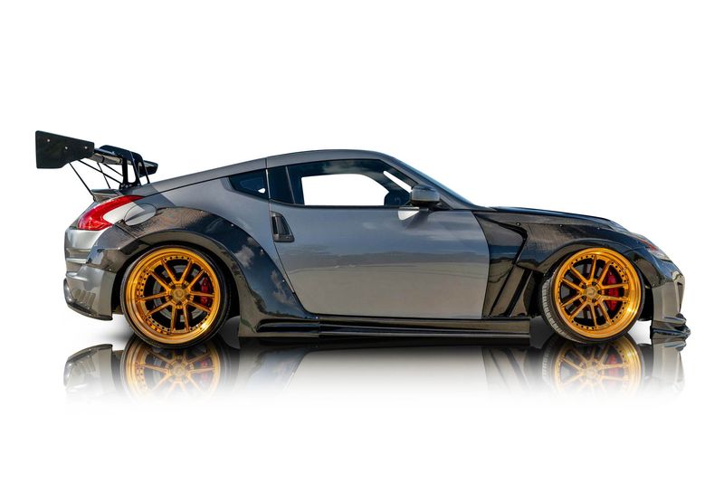 An incredible side shot photo of aNissan 370Z that you should buy.