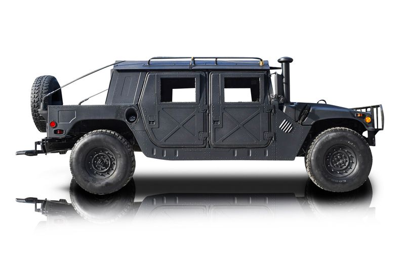 An incredible side shot photo of aAM General Humvee that you should buy.