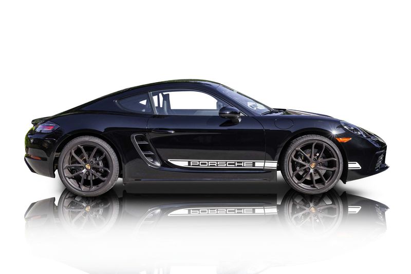 An incredible side shot photo of aPorsche 718 Cayman that you should buy.