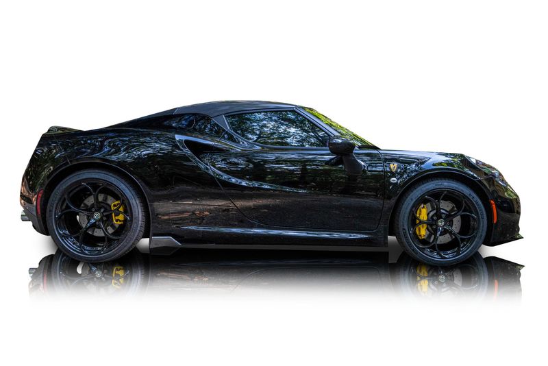 An incredible side shot photo of aAlfa Romeo 4C that you should buy.