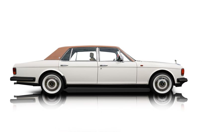 An incredible side shot photo of aRolls-Royce Silver Spur that you should buy.