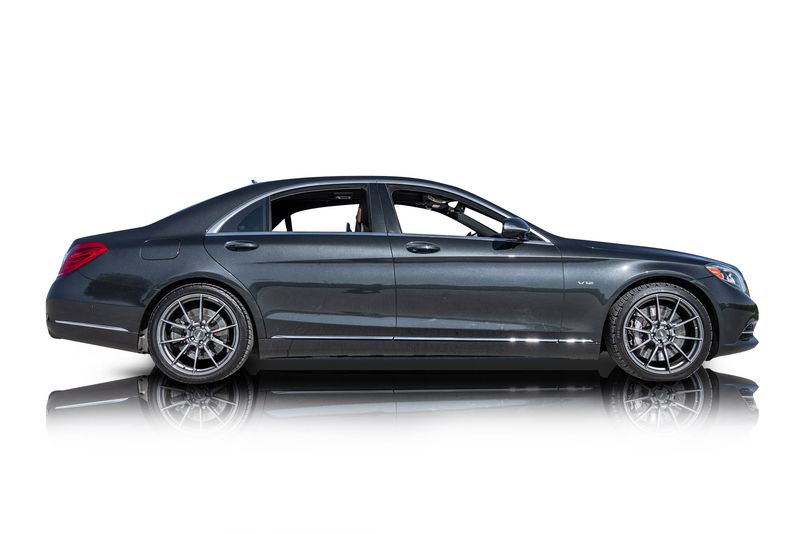 An incredible side shot photo of aMercedes-Benz S600 that you should buy.