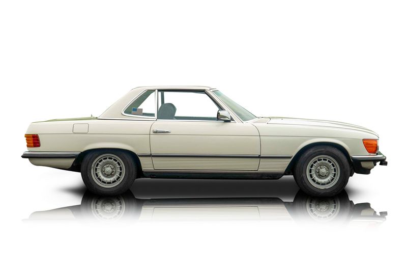 An incredible side shot photo of aMercedes-Benz 280SL that you should buy.