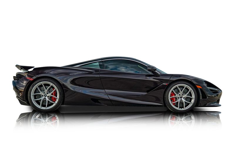 An incredible side shot photo of aMcLaren 720S that you should buy.