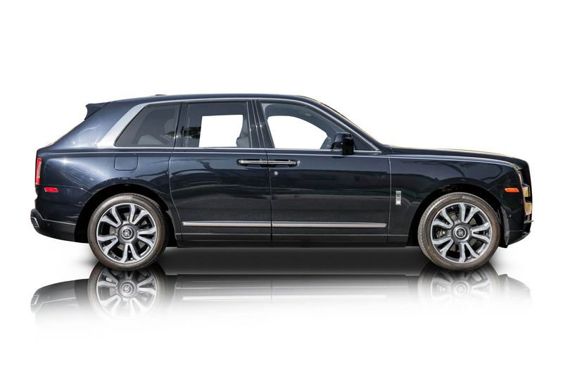 An incredible side shot photo of aRolls-Royce Cullinan that you should buy.