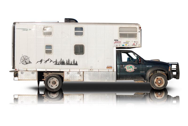 An incredible side shot photo of aFord F-550 that you should buy.