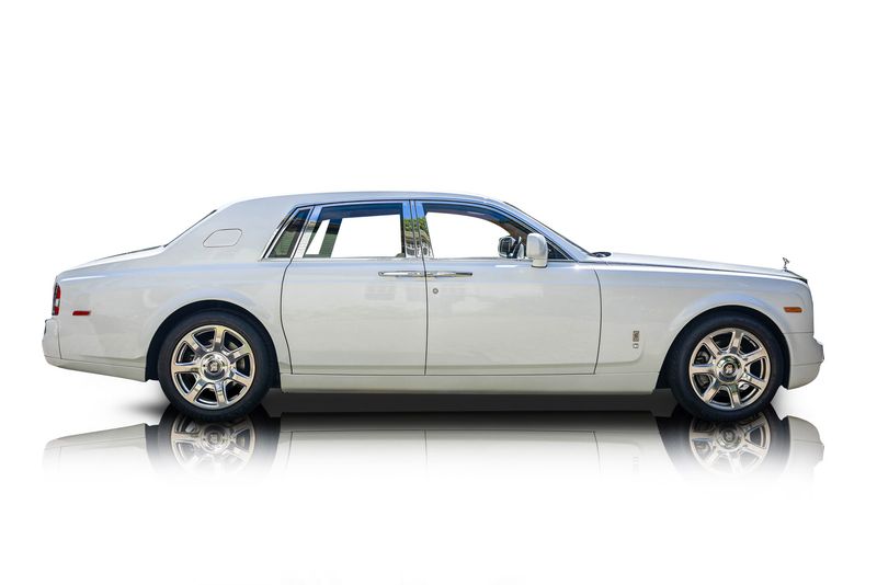 An incredible side shot photo of aRolls-Royce Phantom that you should buy.