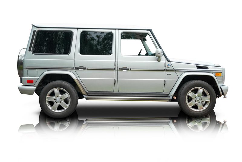 An incredible side shot photo of aMercedes-Benz G500 that you should buy.