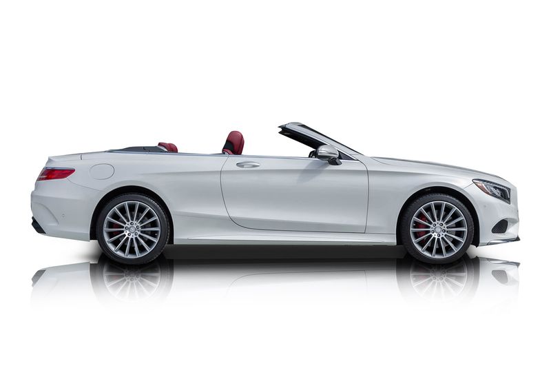 An incredible side shot photo of aMercedes-Benz S550 that you should buy.