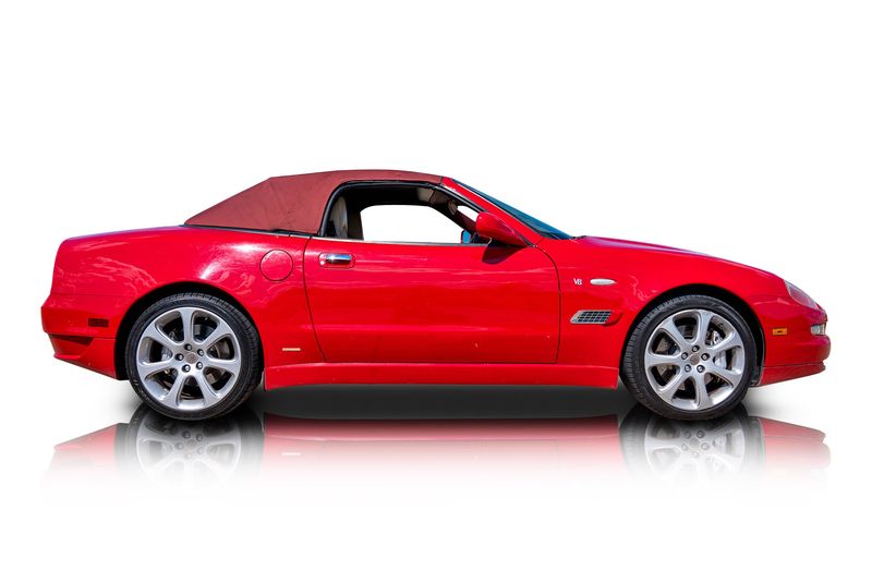 An incredible side shot photo of aMaserati Spyder that you should buy.