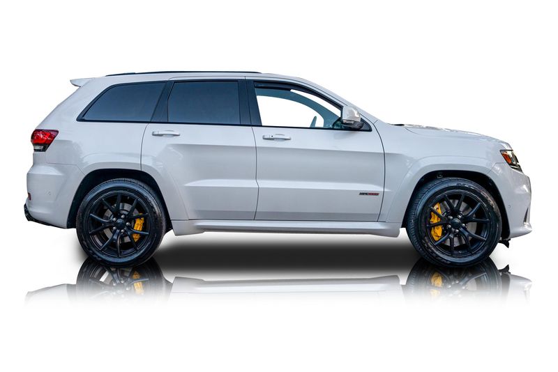 An incredible side shot photo of aJeep Grand Cherokee that you should buy.