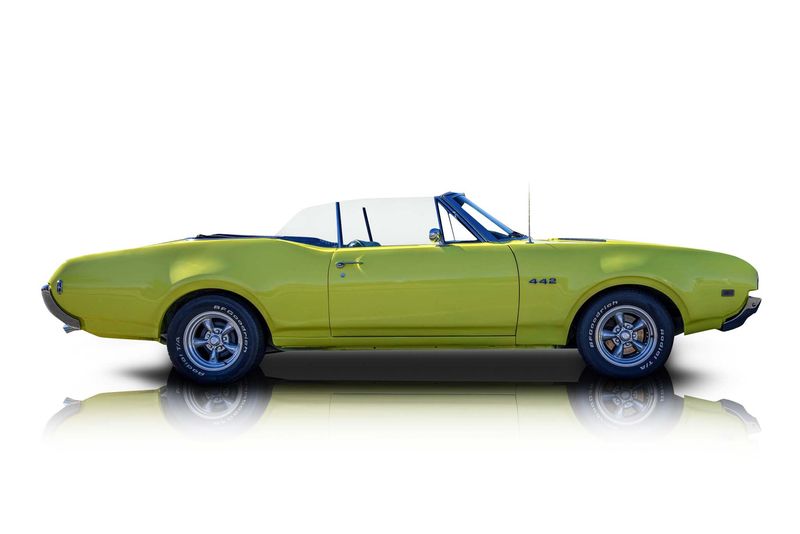 An incredible side shot photo of aOldsmobile 442 that you should buy.