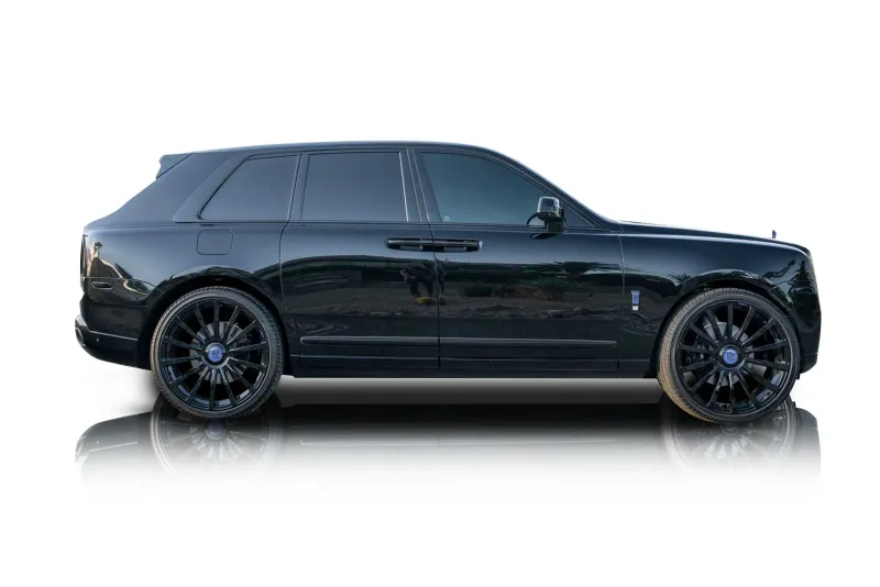 An incredible side shot photo of aRolls-Royce Cullinan that you should buy.