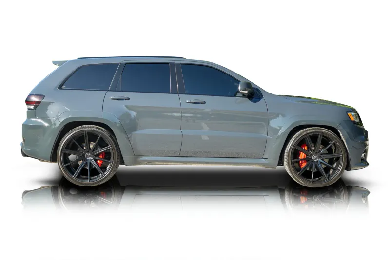 An incredible side shot photo of aJeep Grand Cherokee that you should buy.