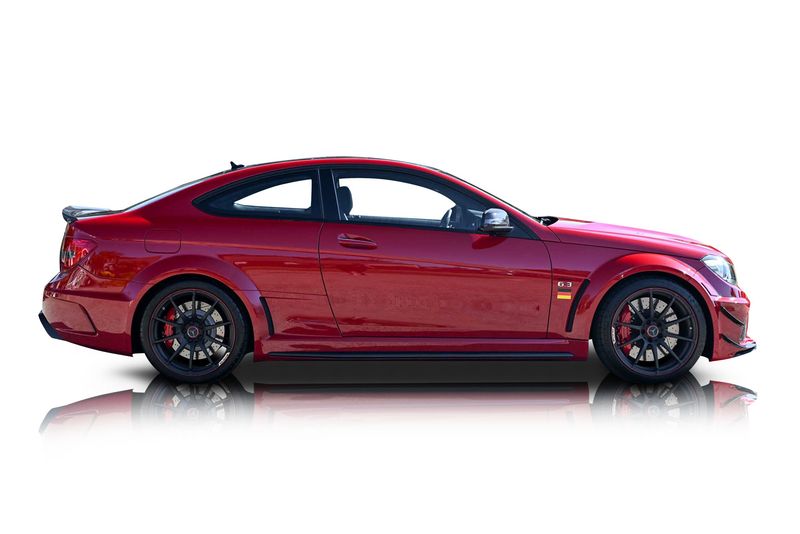 An incredible side shot photo of aMercedes-Benz C63 AMG that you should buy.