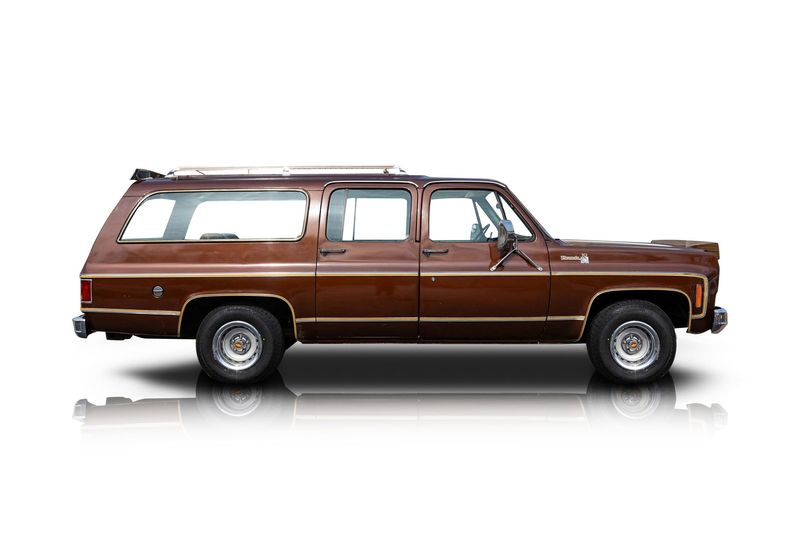 An incredible side shot photo of aChevrolet Suburban that you should buy.