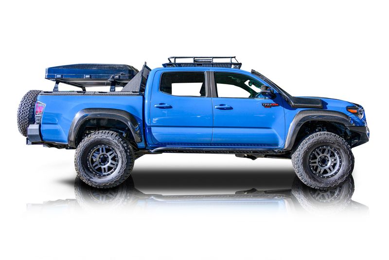 An incredible side shot photo of aToyota Tacoma that you should buy.