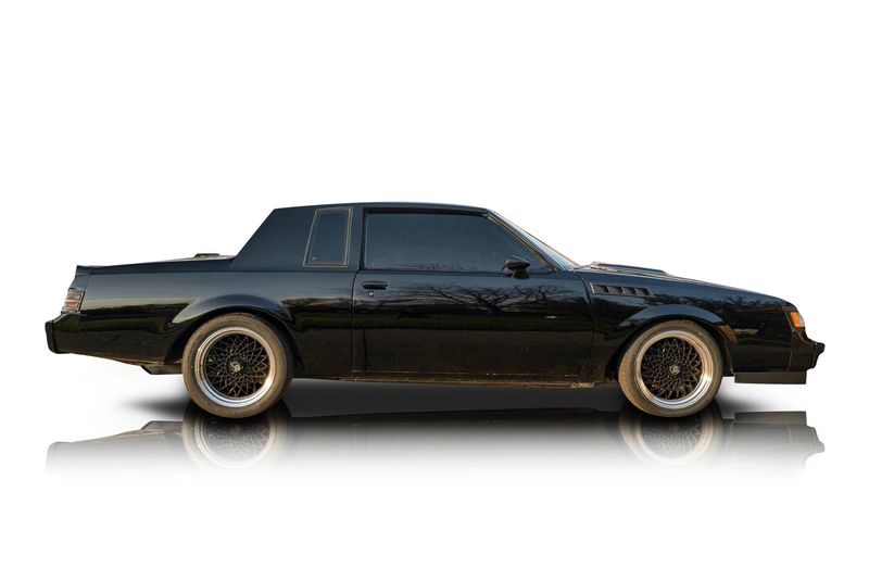 An incredible side shot photo of aBuick Regal that you should buy.