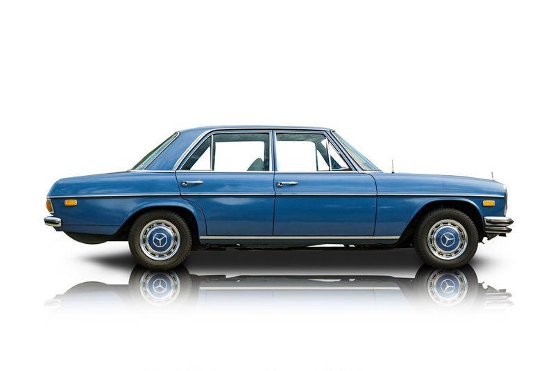 An incredible side shot photo of aMercedes-Benz 250 that you should buy.