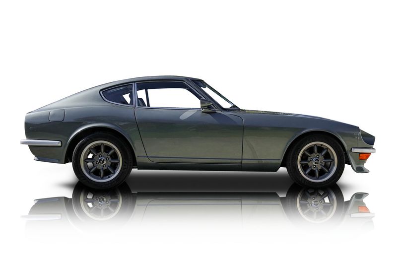 An incredible side shot photo of aDatsun 240Z that you should buy.