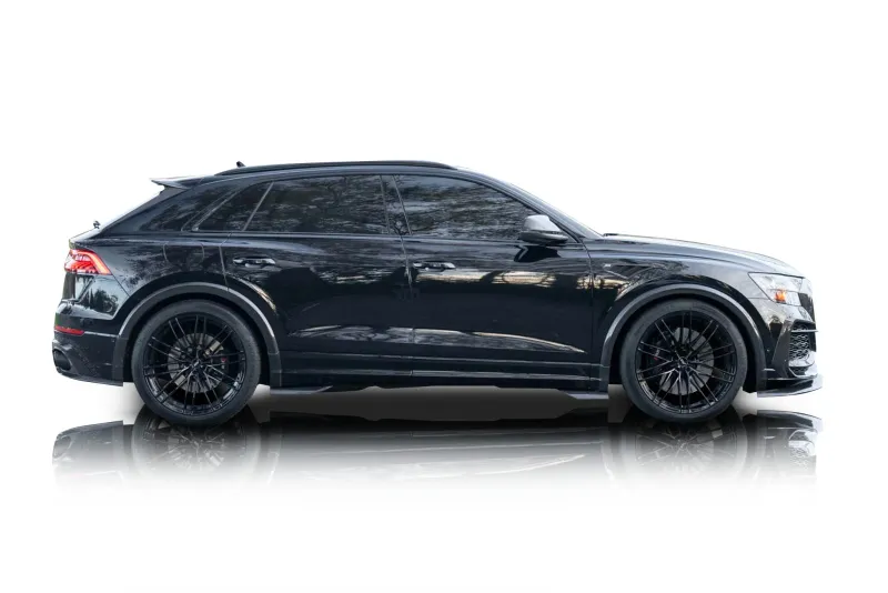 An incredible side shot photo of aAudi RS Q8 that you should buy.