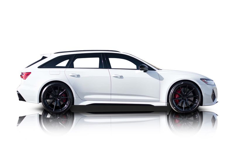 An incredible side shot photo of aAudi RS6 that you should buy.