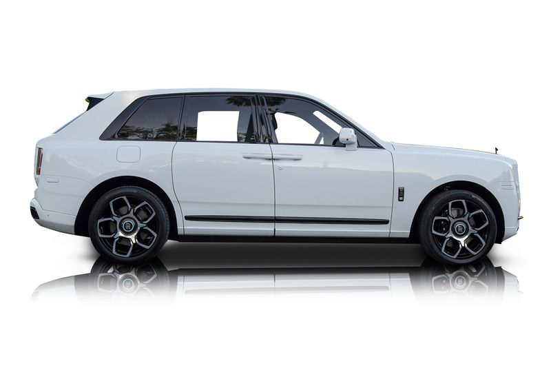 An incredible side shot photo of aRolls-Royce Cullinan that you should buy.