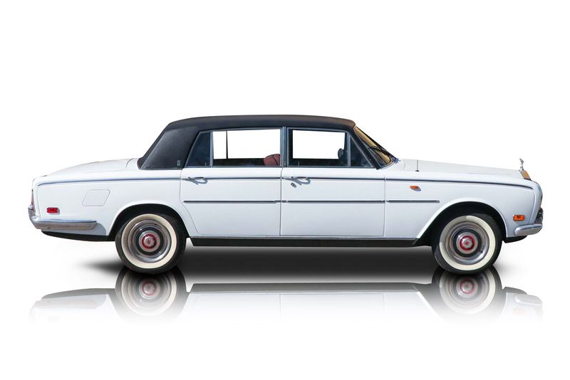 An incredible side shot photo of aRolls-Royce Silver Shadow that you should buy.