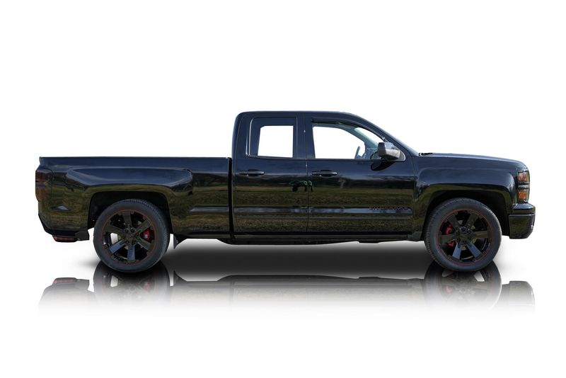 An incredible side shot photo of aChevrolet Silverado 1500 that you should buy.