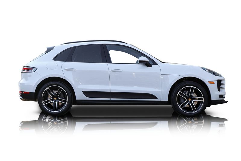An incredible side shot photo of aPorsche Macan that you should buy.
