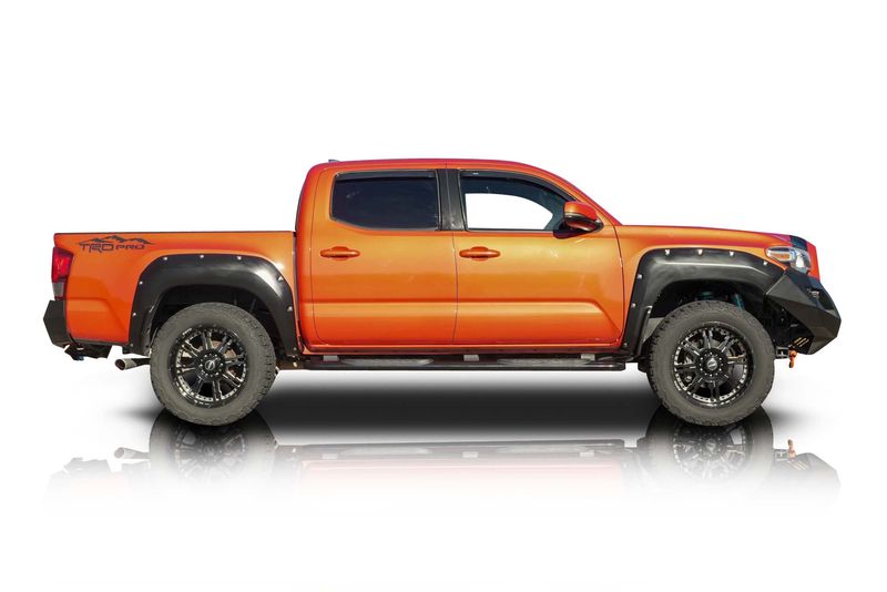 An incredible side shot photo of aToyota Tacoma that you should buy.