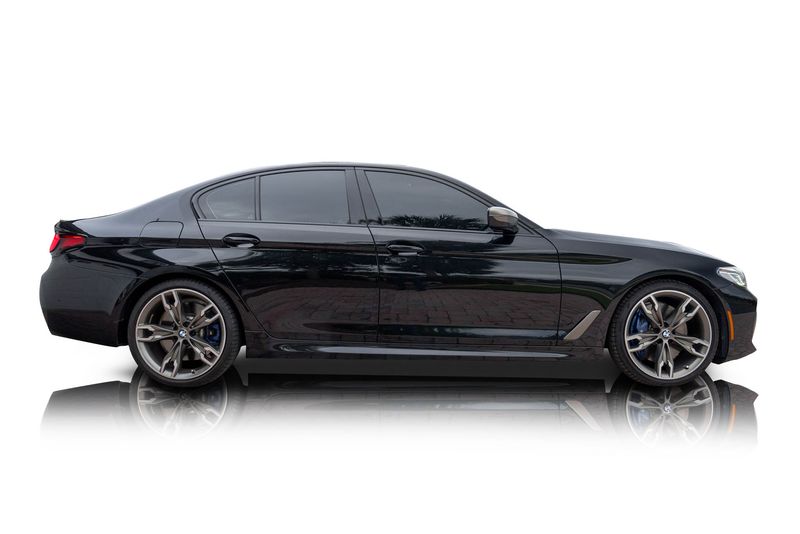 An incredible side shot photo of aBMW M550i xDrive that you should buy.
