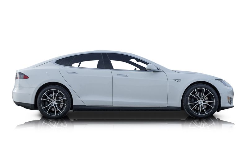 An incredible side shot photo of aTesla Model S that you should buy.