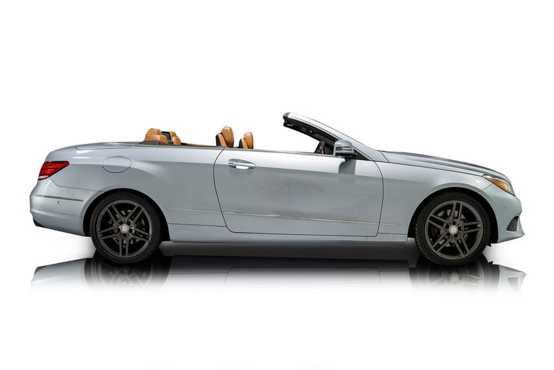 An incredible side shot photo of aMercedes-Benz E400 that you should buy.