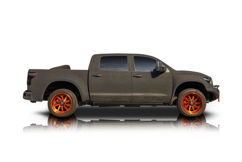 An incredible side shot photo of aToyota Tundra that you should buy.