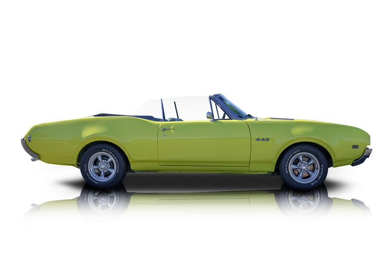 An incredible side shot photo of aOldsmobile 442 that you should buy.
