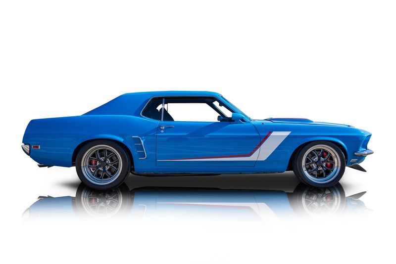 An incredible side shot photo of aFord Mustang that you should buy.