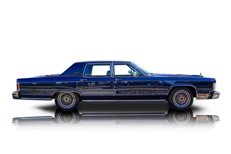 An incredible side shot photo of aLincoln Town Car that you should buy.