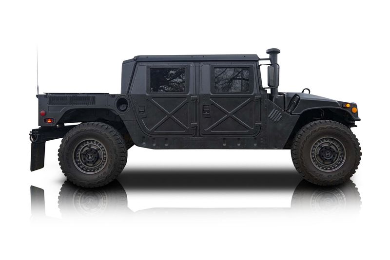 An incredible side shot photo of aAM General Humvee that you should buy.