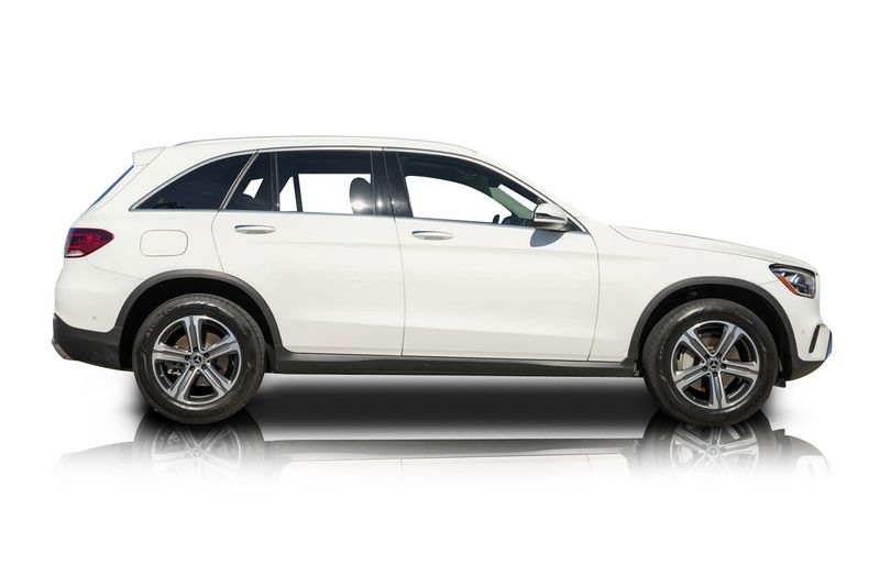 An incredible side shot photo of aMercedes-Benz GLC300 that you should buy.