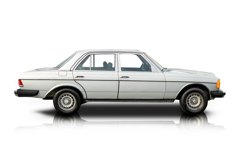 An incredible side shot photo of aMercedes-Benz 300D that you should buy.